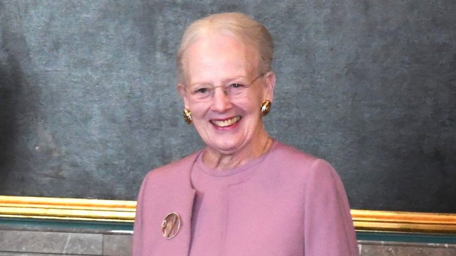 Bei der Verleihung ihres jährlichen Wissenschaftspreises trug Königin Margrethe offenbar das gleiche Kleid wie auf den Bildern, die das Königshaus an ihrem Geburtstag zur Verfügung stellte. (ae/spot)