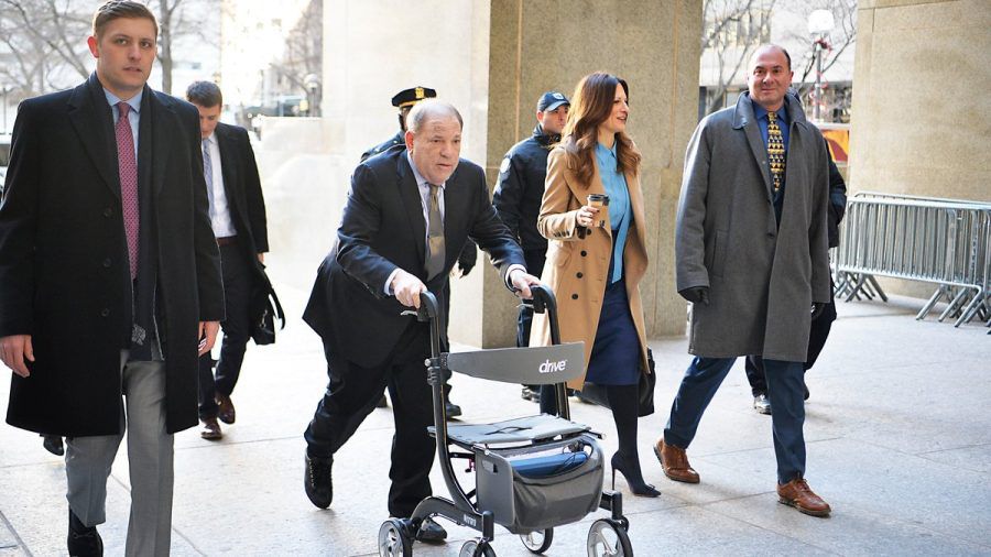 Januar 2020 in New York: Harvey Weinstein (m.) auf dem Weg ins Gericht. (wue/spot)