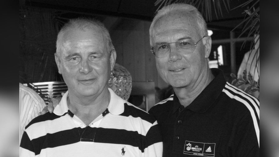 Bernd Hölzenbein (l.) und sein Kapitän von 1974, Franz Beckenbauer. Beide weilen seit diesem Jahr nicht mehr unter uns. (stk/spot)