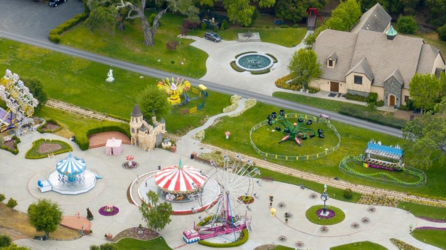 Die Neverland-Ranch, die zuletzt sehr verwahrlost war, erstrahlt für die Dreharbeiten zu "Michael" in neuem Glanz. (the/spot)