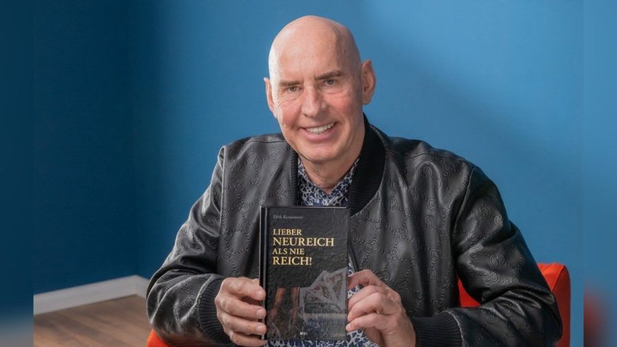 Der Unternehmer Dirk Kessemeier mit seinem Buch "Lieber neureich als nie reich". (tolo/spot)