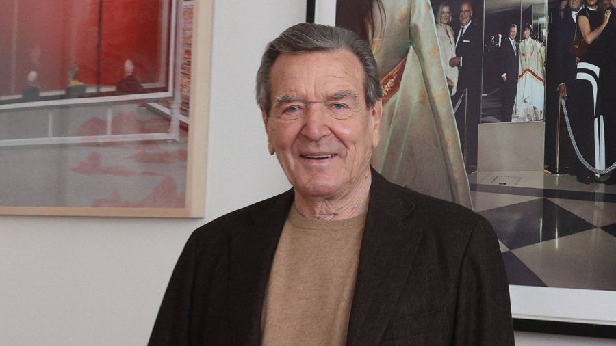 Altkanzler Gerhard Schröder Anfang des Jahres in seiner Kanzlei - seine Frau hat ihm gesundes Essen verordnet. (ln/spot)