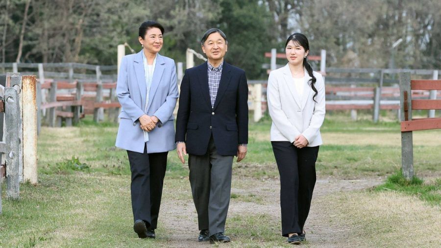 Die japanische Kaiserfamilie entert Social Media: Kaiser Naruhito mit seiner Ehefrau, Kaiserin Masako (l.) und der gemeinsamen Tochter, Prinzessin Aiko. (ili/spot)