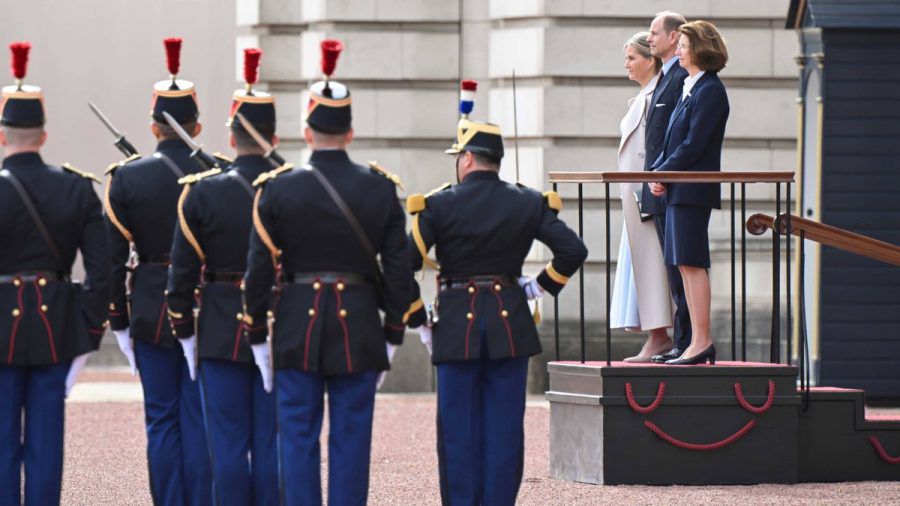Prinz Edward und Herzogin Sophie (hinten Mitte und hinten links) haben Charles in London vertreten. (jom/spot)