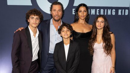 Matthew McConaughey und Camila Alves mit ihren gemeinsamen Kindern Levi (l.), Livingston und Vida. (sv/spot)