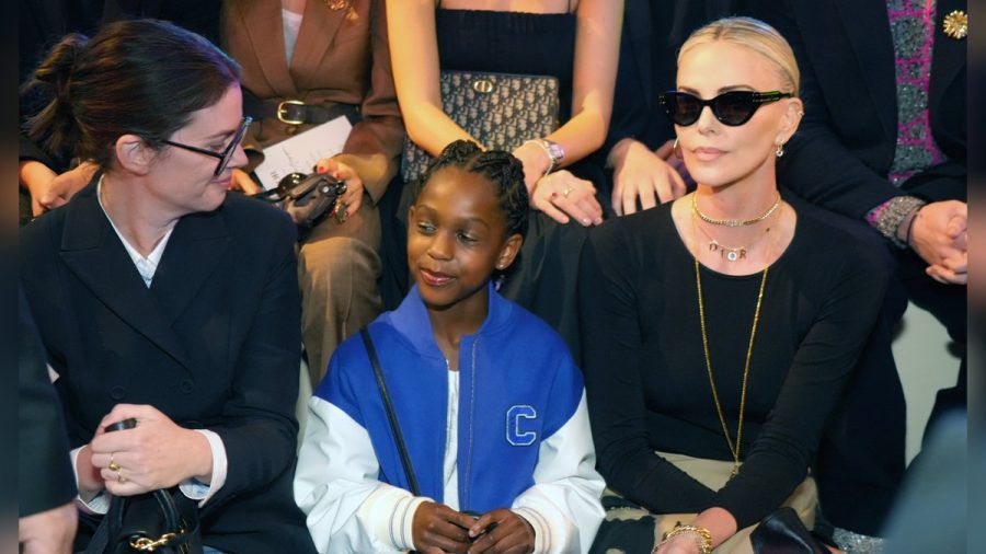 Charlize Theron hat sich mit Tochter August bei der Dior-Show in New York gezeigt. (hub/spot)