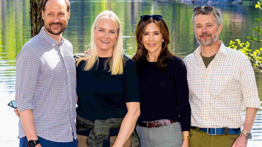 Kronprinz Haakon von Norwegen und Ehefrau Mette-Marit neben Königin Mary und König Frederik von Dänemark auf ihrem Ausflug im Nationalpark Østmarka (v.l.n.r.). (lau/spot)