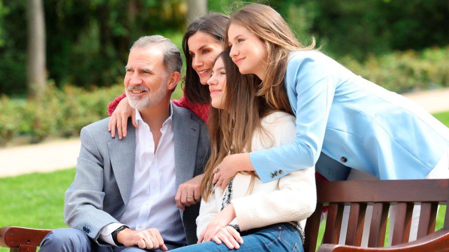 König Felipe mit Ehefrau Letizia und seinen Töchtern Sofía und Leonor (v.l.). (eee/spot)