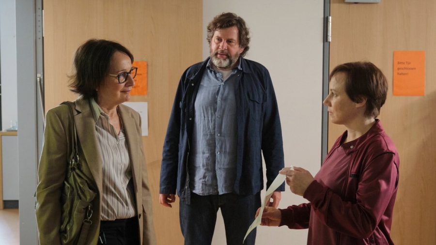 "Tatort: Letzter Ausflug Schauinsland" am Pfingstmontag: Die Schwarzwald-Ermittler Franziska Tobler (Eva Löbau) und Friedemann Berg (Hans-Jochen Wagner) können die Mörderin, Oberärztin Gisela Tausendleben (Ulrike Arnold), nicht fassen. (ili/spot)