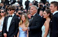 Stolzer Vater: Kevin Costner inmitten seiner Kinder Lily (v.l.), Hayes, Grace Avery, Annie und Cayden Wyatt in Cannes. (ae/spot)