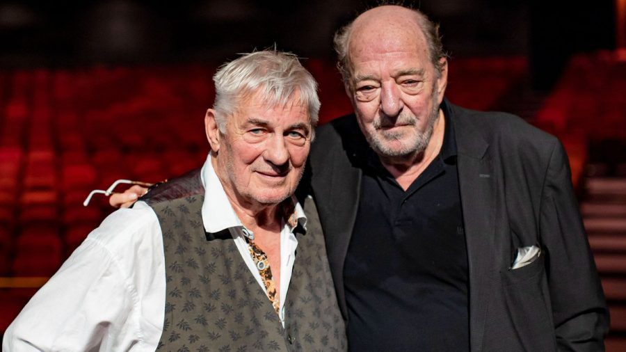 Heinz Hoenig (l.) fällt krankheitsbedingt für Ralph Siegels (r.) Musical "Ein bisschen Frieden" aus. (eee/spot)