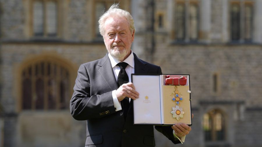 Ridley Scott mit seinem neuen Verdienstorden nach der Zeremonie auf Schloss Windsor. (the/spot)