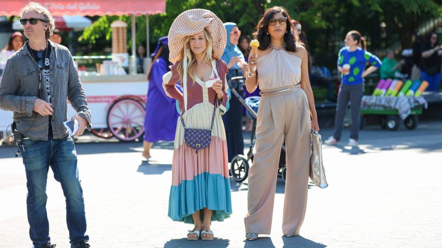 Sarah Jessica Parker (li.) am Set von "And Just Like That..." mit ihrer Kollegin Sarita Choudhury beim Eis essen. (the/spot)
