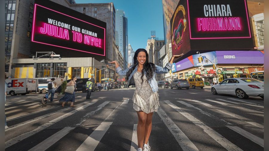 Hauptdarstellerin Chiara Fuhrmann auf dem Times Square in New York. (che/spot)