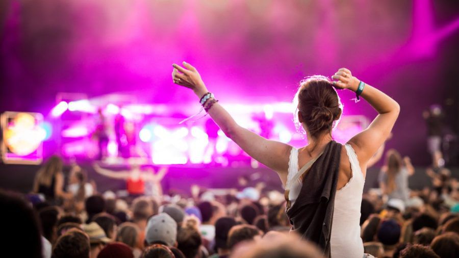 Auch auf kleineren Festivals können Musikfans ausgelassen feiern. (jom/spot)