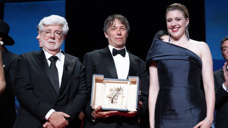 Posierten für ein Erinnerungsbild während des Abschlussabends: George Lucas (l.), Sean Baker und Jury-Vorsitzende Greta Gerwig. (ae/spot)