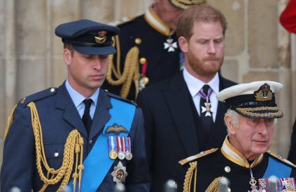 Das Verhältnis scheint komplett zerrüttet: Prinz William (l.), Prinz Harry und König Charles III. (dr/spot)