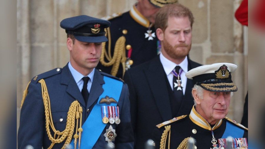 Das Verhältnis scheint komplett zerrüttet: Prinz William (l.), Prinz Harry und König Charles III. (dr/spot)