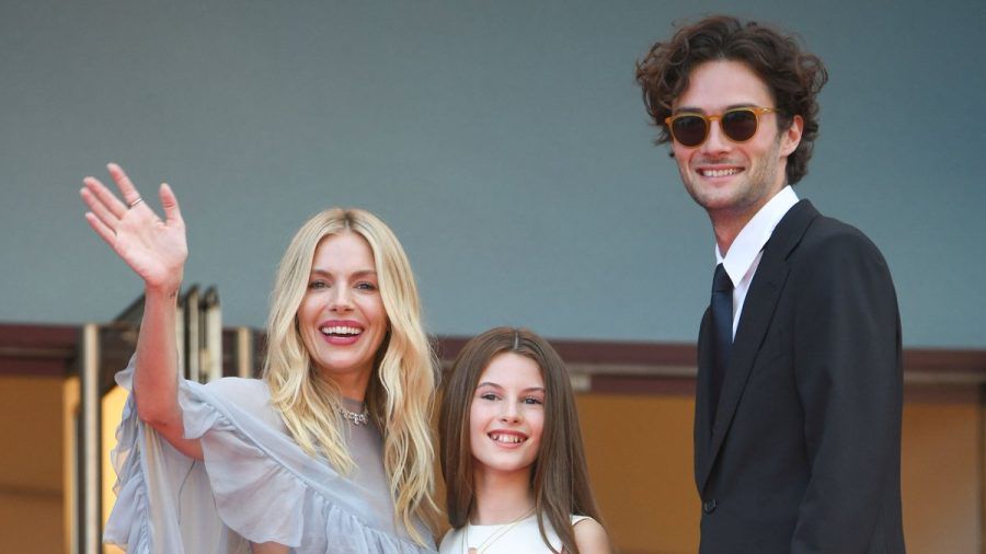Strahlende Patchworkfamilie: Sienna Miller mit Tochter Marlowe und ihrem Lebensgefährten Oli Green. (ae/spot)