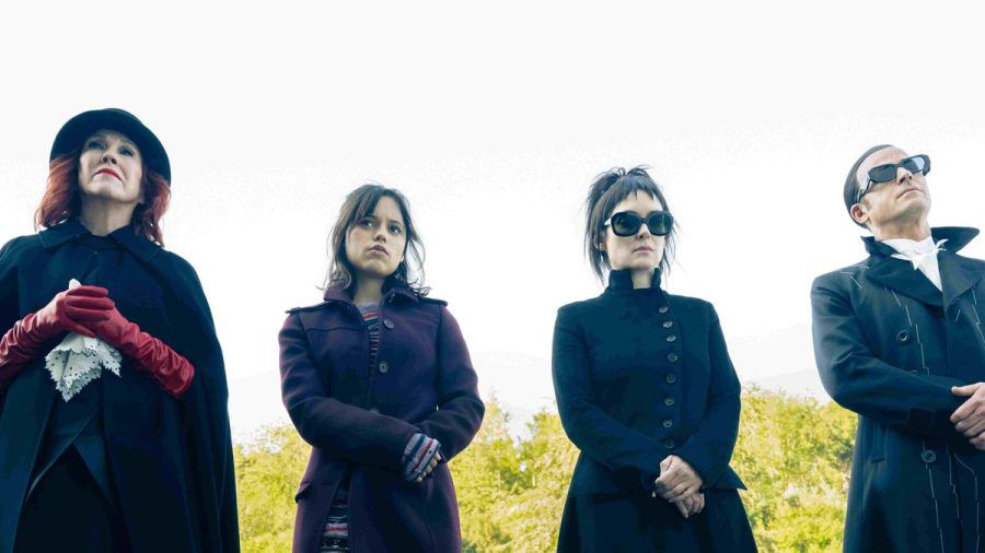 Catherine O´Hara, Jenna Ortega, Winona Ryder und Justin Theroux (v.l.n.r.) spielen in "Beetlejuice Beetlejuice" mit. (lau/spot)