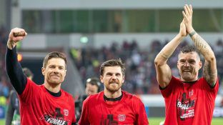 Xabi Alonso, Jonas Hofmann und Granit Xhaka feiern den Einzug von Bayer Leverkusen ins Finale der Europa League. (the/spot)