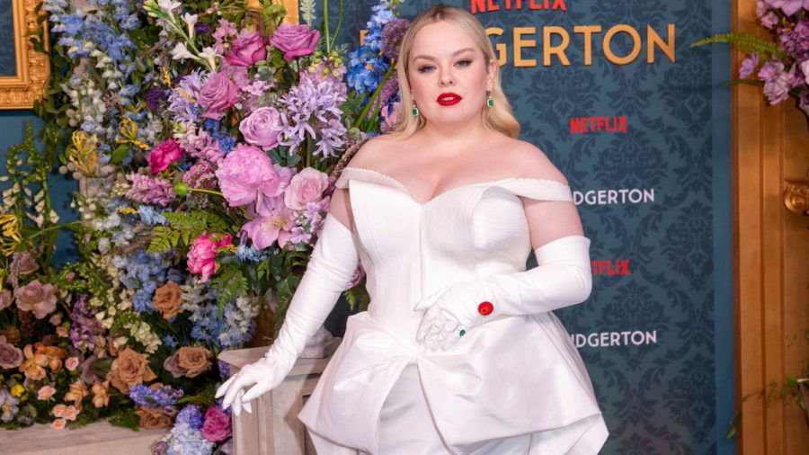 Nicola Coughlan steht in der neuen "Bridgerton"-Staffel als Penelope Featherington alias Lady Whistledown im Mittelpunkt der Serie. (the/spot)
