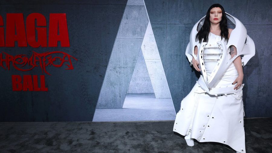 Lady Gaga und ihr Autoteil-Look in Los Angeles. (hub/spot)