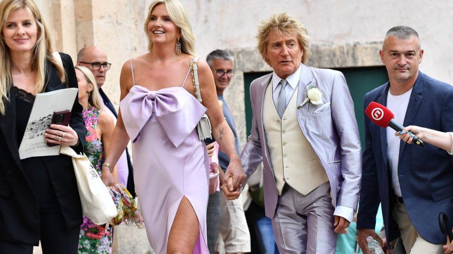 Rod Stewart und Penny Lancaster bei der Hochzeit seines Sohnes Liam in Kroatien. (lau/spot)