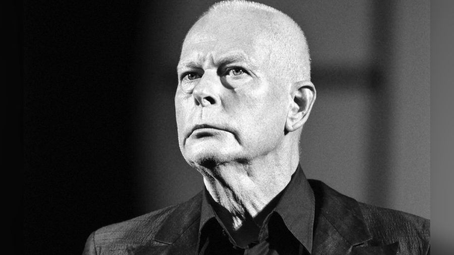 Alexander Lang, hier im Jahr 2004 am Maxim Gorki Theater in Berlin abgelichtet, ist im Alter von 82 Jahren verstorben. (lau/spot)