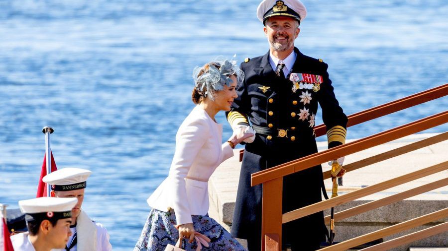 Frederik und Mary von Dänemark strahlen bei ihrer Ankunft in Norwegen. (hub/spot)