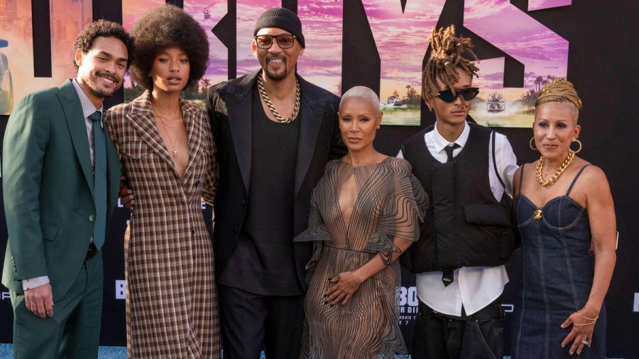 Will Smith mit seinen Kindern Trey (li.), Willow (2.v.l.) und Jaden (2.v.r.) sowie Ehefrau Jada und Schwiegermutter Adrienne (re.) in Los Angeles. (eee/spot)