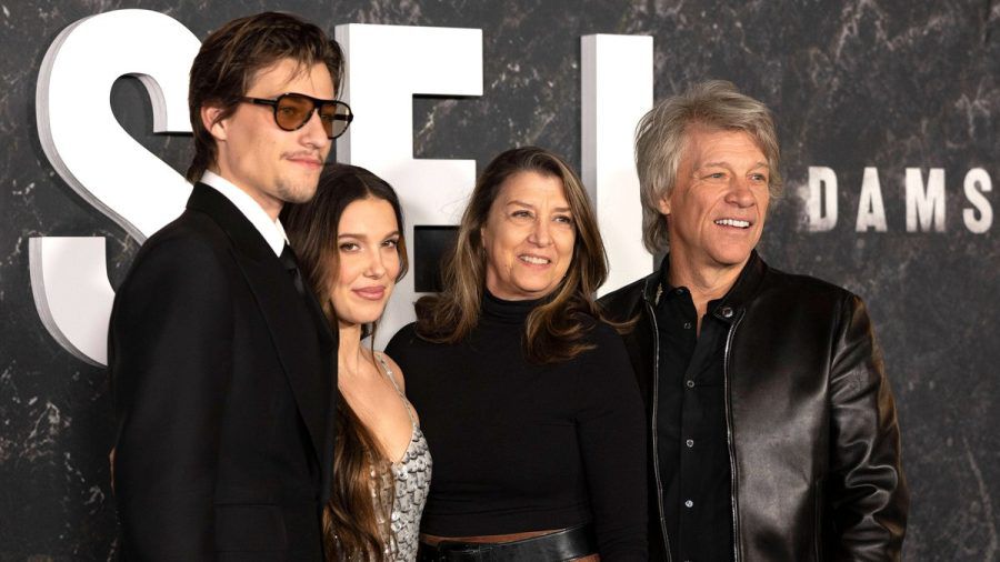 Jake Bongiovi (l.), Millie Bobby Brown, Jon Bon Jovi und Dorothea Hurley bei der "Damsel"-Premiere in New York. (jom/spot)