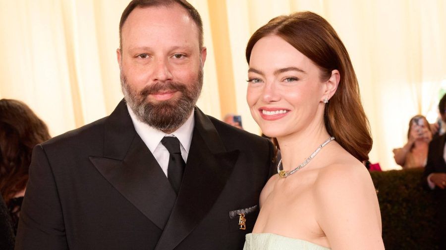 Giorgos Lanthimos und Emma Stone bei der 96. Oscarverleihung. (lau/spot)