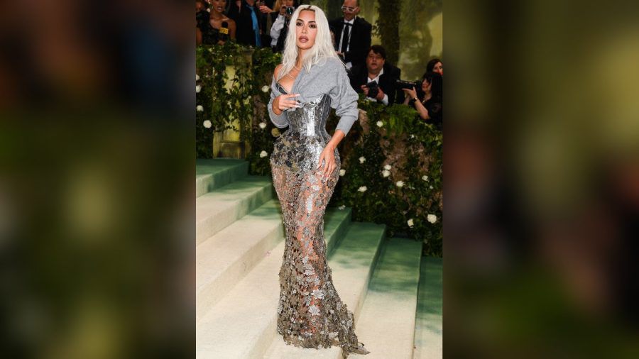 Mit diesem Kleid war Kim Kardashian mal wieder ein Hingucker bei der Met Gala. (ae/spot)