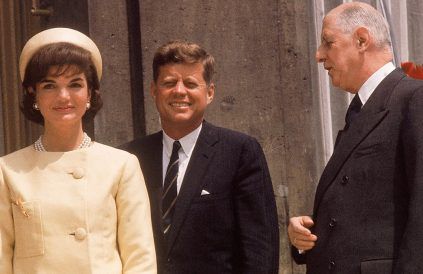 Jacqueline Kennedy Onassis mit ihrem Mann John F. Kennedy bei einem Staatsbesuch in Frankreich. (ln/spot)