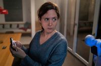 "Unsichtbarer Angreifer": Emma (Emily Cox) ist allein zu Hause, als die Technik im Smart Home der Turguts verrückt spielt. (cg/spot)