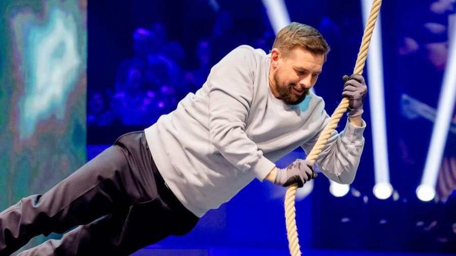 Klaas Heufer-Umlauf mit akrobatischer Einlage bei "Joko & Klaas gegen ProSieben". (lau/spot)