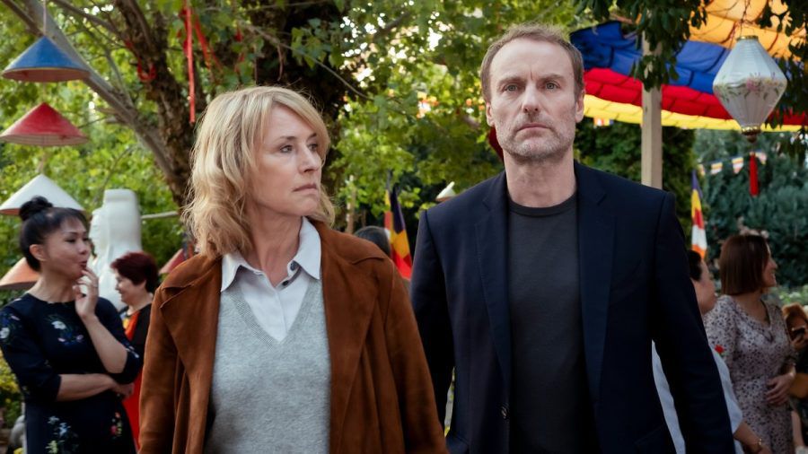 "Tatort: Am Tag der wandernden Seelen": Susanne Bonard (Corinna Harfouch) und Robert Karow (Mark Waschke) beim Fest in der Pagode. (cg/spot)