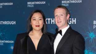 Ganz natürlich lächeln... Mark Zuckerberg und seine Ehefrau während eines Events. (wue/spot)