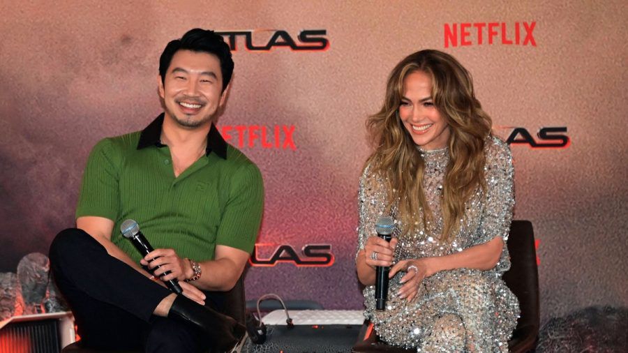 Jennifer Lopez neben ihrem Co-Star Simu Liu bei der Presse-Konferenz zu ihrem Film "Atlas" in Mexiko. (the/spot)