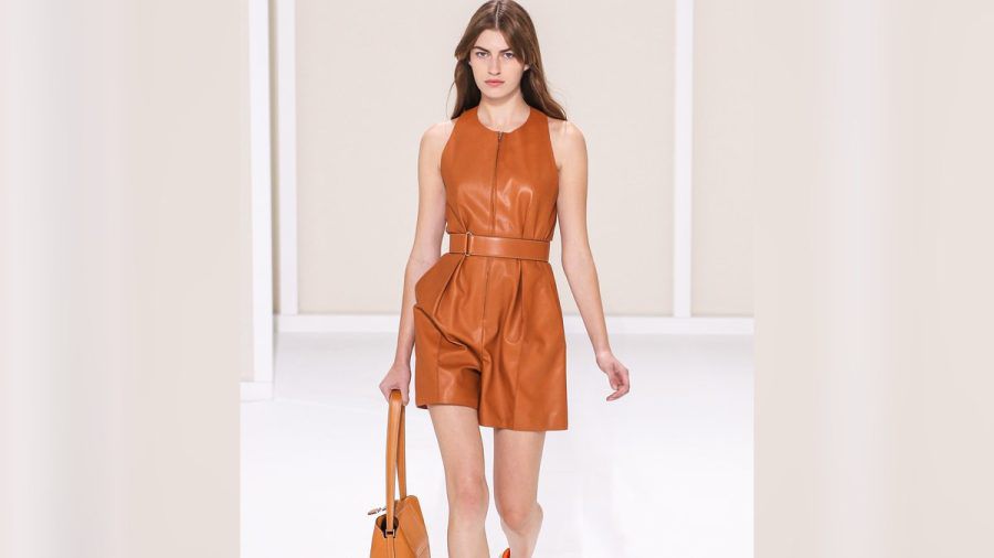 Auch auf dem Catwalk sind derzeit überall kurze Jumpsuits mit Taillengürtel zu sehen. (eee/spot)