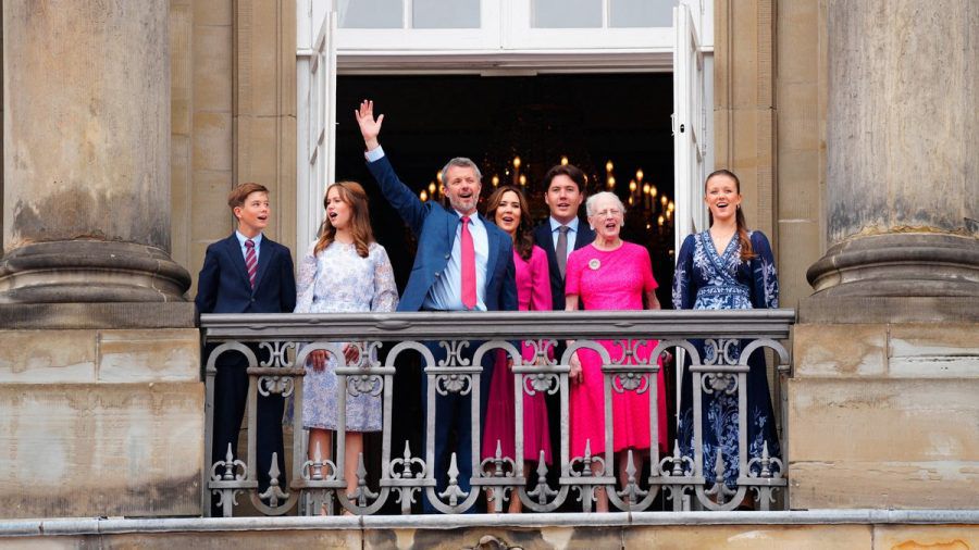 König Frederik feiert mit Ehefrau Mary, den gemeinsamen Kindern und seiner Mutter Margrethe auf dem Palastbalkon. (ncz/spot)
