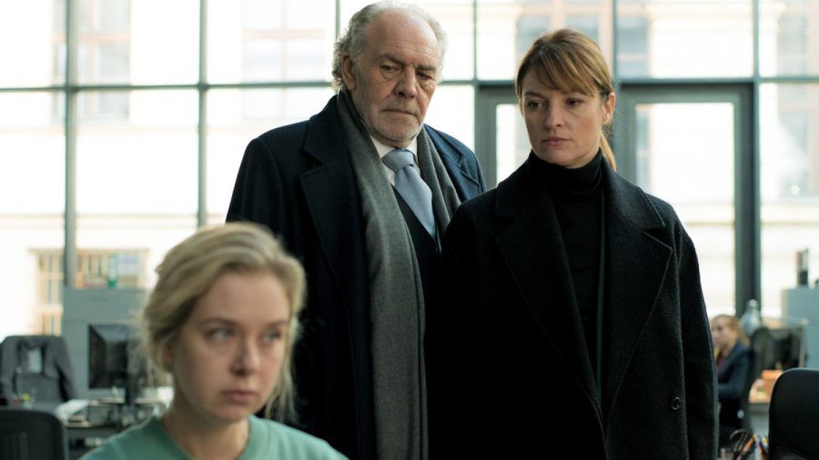 "Der Zürich-Krimi: Borchert und die dunklen Schatten": Dominique (Ina Paule Klink, r.) und Borchert (Christian Kohlund) sind skeptisch gegenüber ihrer Mandantin Julia Egger (Anna Herrmann). (hub/spot)