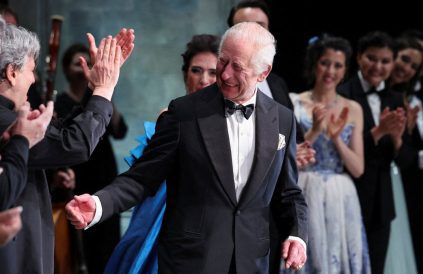 König Charles trifft Mitglieder des Casts bei einer Gala-Performance im Royal Opera House in London. (hub/spot)