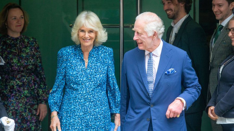 König Charles und Königin Camilla setzten bei ihrem Besuch der Royal Academy of Dramatic Art ganz auf die Farbe Blau. (stk/spot)