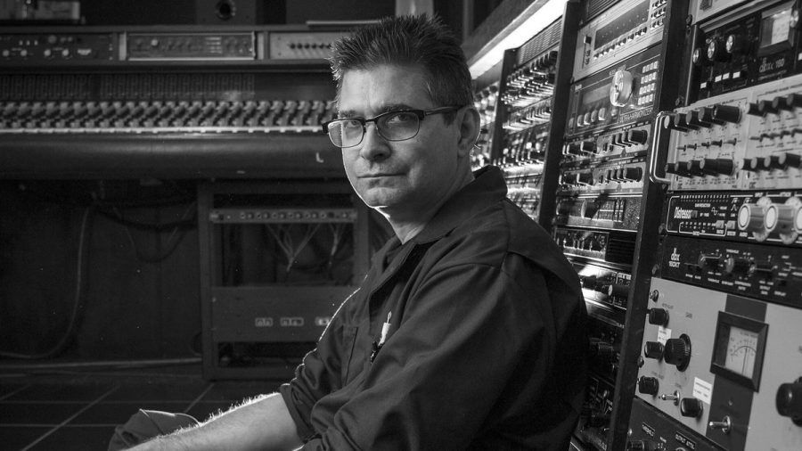 Steve Albini, hier 2014 in seinem Studio in Chicago, gab an, mehrere tausend Alben produziert zu haben. (lau/spot)