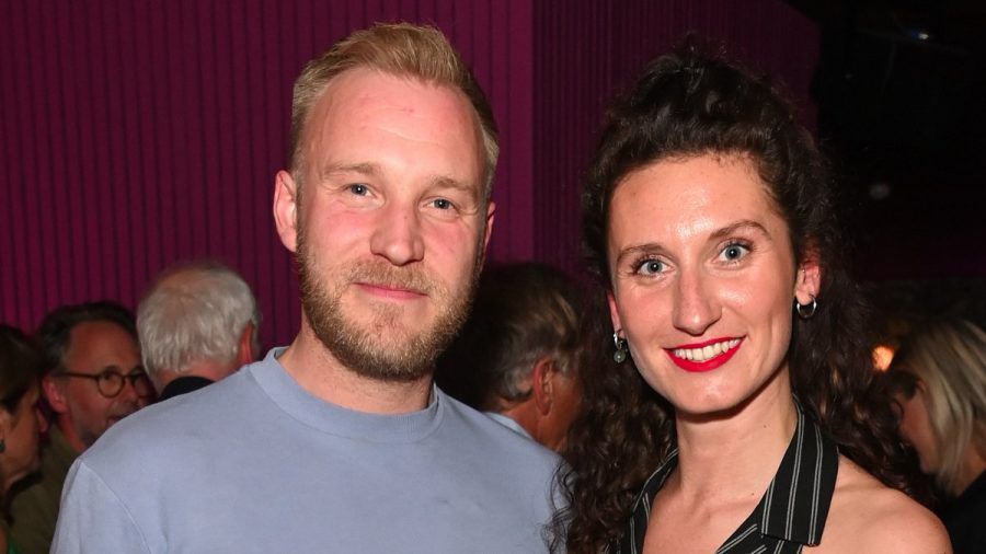 Bei den "Bridgerton"-Stars Sam Philipps und Bessie Carter hat es im echten Leben gefunkt. (eyn/spot)