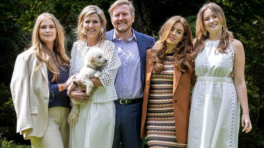 Kronprinzessin Amalia, Königin Máxima, König Willem-Alexander, Prinzessin Alexia und Prinzessin Ariane (v.l.n.r.) glänzen auf dem neuen, offiziellen Familienporträt des niederländischen Königshauses. (lau/spot)