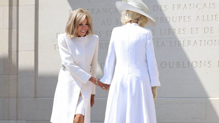 Königin Camilla und Brigitte Macron (l.) bei den D-Day-Feierlichkeiten am Kriegerdenkmal "British Normandy Memorial" in Ver-sur-Mer. (lau/spot)