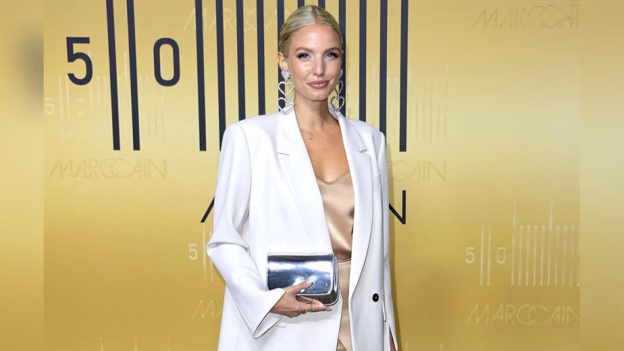 Ein Blazer ist immer eine gute Wahl: Fashion-Influencerin Leonie Hanne bei einer Modenschau von Marc Cain. (the/spot)